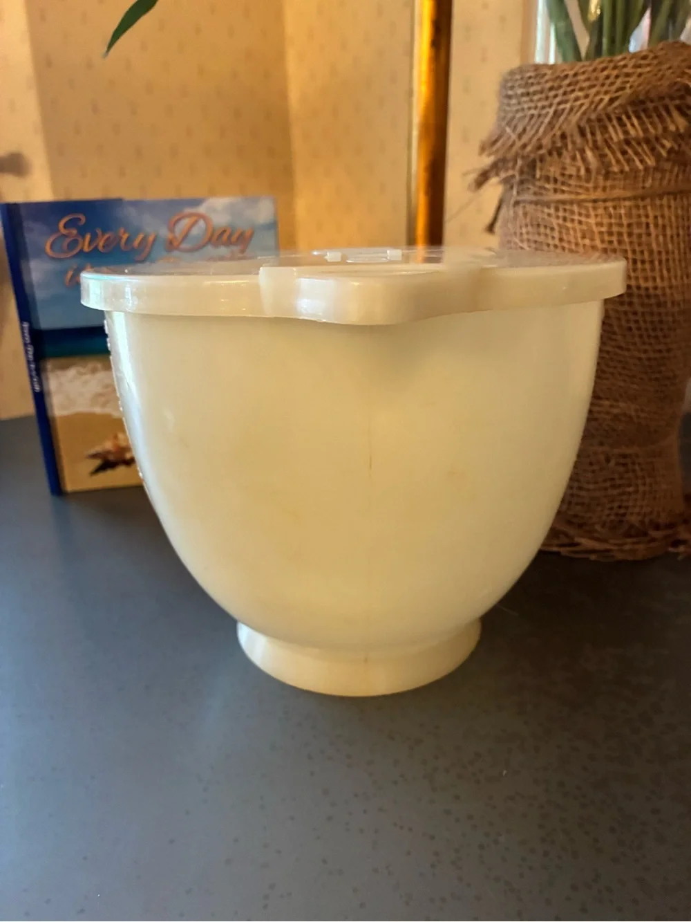 VINTAGE, Tupperware LARGE measuring cup, 1970’s with lid. MIX-N-STOR pour spout.